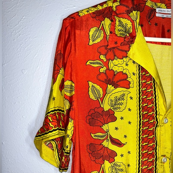SOLD!! NO LONGER AVAILABLE!!! Urban Outfitters Hayden Scarf Print Button Down! - Picture 4 of 10